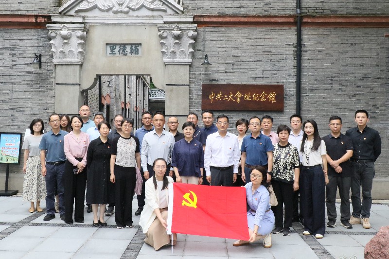 区人大常委会机关赴中共二大会址开展树立和践行正确政绩观现场学习